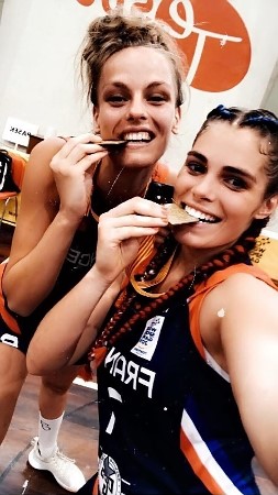 Manon SOUBIOS DELMAS et Amandine L'ETANG croquent à pleines dents dans leur belle médaille d'or (photo : Manon Soubios Delmas)