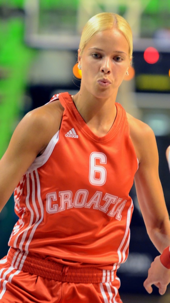 Antonia MISURA affiche une moue dubitative...