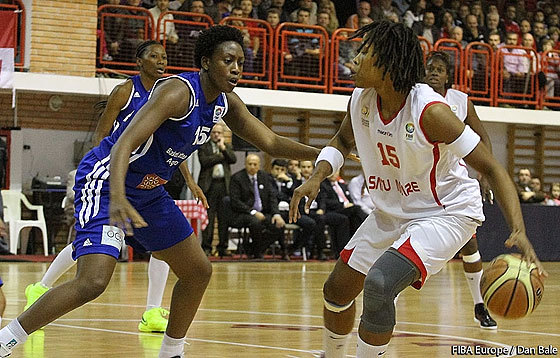 Fati SACKO opposée à Khadi WHITTINGTON lors de la rencontre aller