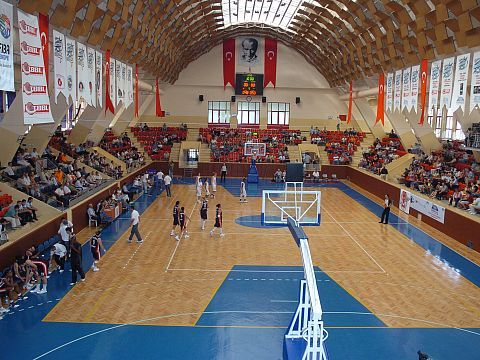 La Menderes Sport Hall dans laquelle vont évoluer les deux équipes (c) FibaEurope