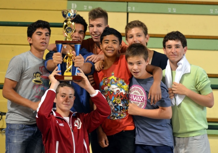Pas mécontents les U15 de Castelnau lors de la remise des trophées!