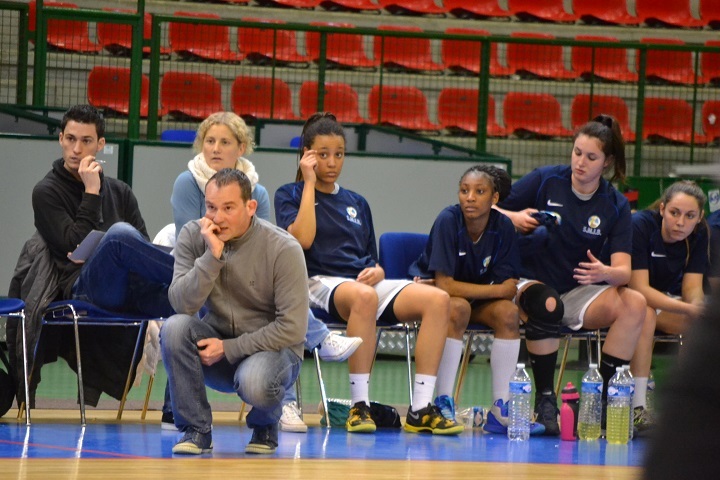 Caroline AUBERT sur le banc, concernée (photo nantes-reze-basket.com)