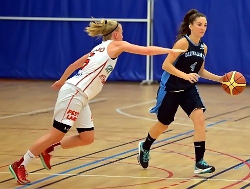 Aline DUMONT balle en main, ici face à Julie VANLOO (Mondeville) - photo Romain CHAIB