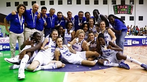 Mégane HERO avec sa médaille et ses partenaires, entre Lysa MILLAVET (#12) et Laetitia GUAPO. Photo FIBA/Miguel Enriquez