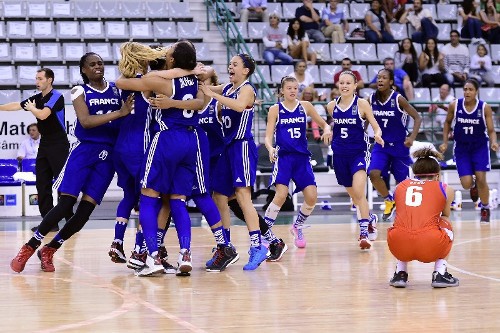 C'est gagné pour les Bleues qui exhultent, Kamilla OGUN restant quant à elle prostrée... (FIBA/Viktor Rébay)