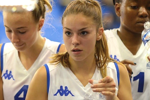 Camill VIALA, entourée de anon LEBRE (à gauche) et Johanna UKOKI (à droite)