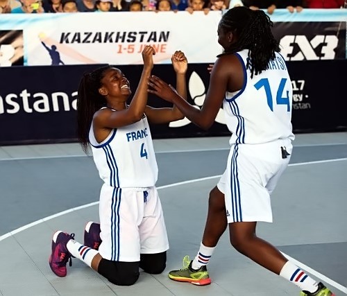 Johana LUKOKI et Sarah SHEMATSI lors de leur sacre aux Championnats du Monde (photo FIBA)