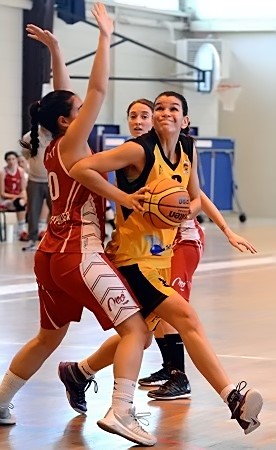 Amel DAHRA (#8) contourne ici Marine BESSIERE (#10) et c'est tout Nîmes qui contourne l'obstacle ASPTT Montpellier