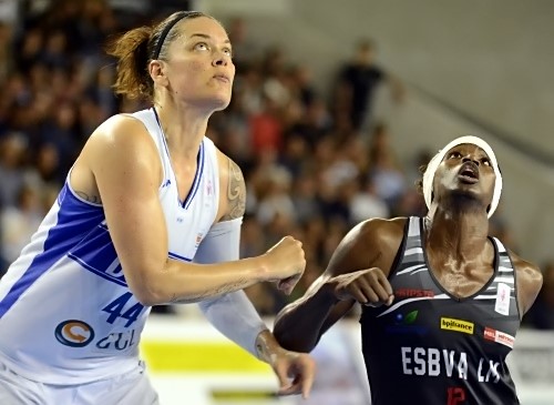Kristen MANN et Mame Marie SY-DIOP opposées ici lors du game #1 : ce soir, c'est la nordiste qui l'emporte