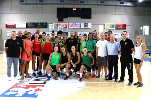 Le Centre de Formation réuni avec les dirigeants du club. Fred BERGER, 2ème à partir de la droite (photo lyonasvelfeminin.com)