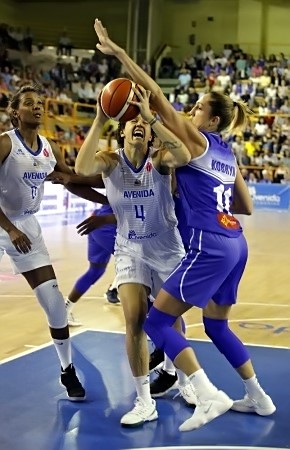 Malgré les effort d'Ewelina KOBRYN, Laura NICHOLLS et Avenidas s'imposent tranquillement (photo : FIBA Europe)