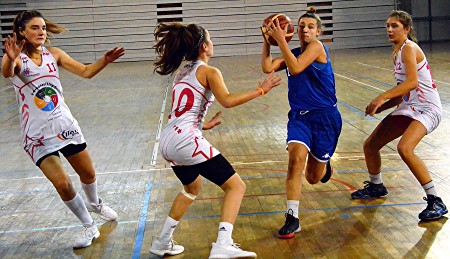 Une bleue contre trois blanches sur cette action mais c'est la BLMA qui l'emporte à la fin (photo P. SALUS) Une bleue contre trois blanches sur cette action mais c'est la BLMA qui l'emporte à la fin (photo P. SALUS)