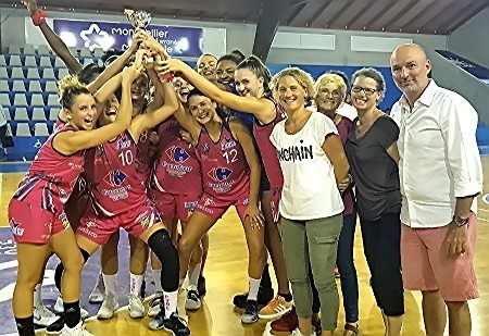 Les voironnaises soulèvent la coupe du vainqueur derrière la famille KOECHLIN et le président du BLMA, Franck MANNA Les voironnaises soulèvent la coupe du vainqueur derrière la famille KOECHLIN et le président du BLMA, Franck MANNA