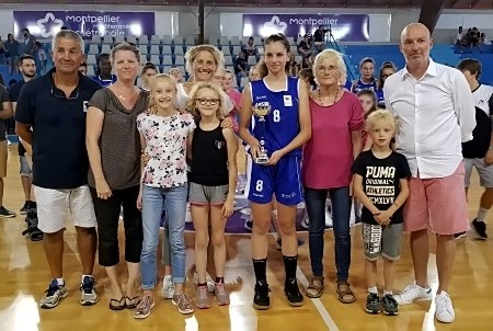 La Capitaine de la CTC Gers reçoit ici la Coupe en présence de la famille KOECHLIN ainsi que de Franck MANNA, président du BLMA La Capitaine de la CTC Gers reçoit ici la Coupe en présence de la famille KOECHLIN ainsi que de Franck MANNA, président du BLMA