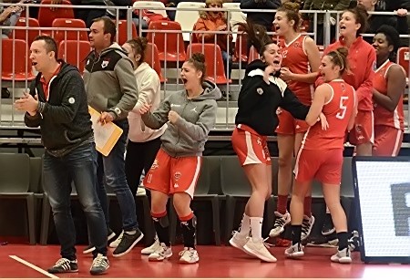 Scène de liesse au moment de la victoire finale. A centre en survêtement gris, Meg PEDROSO