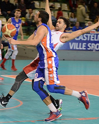 Clément LEOTARD échappe ici à la défense de Castelnau. Avec 20 points, il porte son équipe de la Mosson vers la victoire Clément LEOTARD échappe ici à la défense de Castelnau. Avec 20 points, il porte son équipe de la Mosson vers la victoire