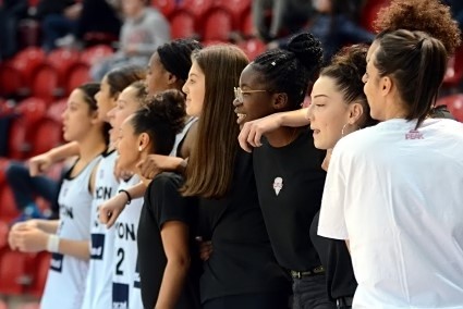 Tout le banc lyonnais s’apprête à envahir le terrain pour célébrer la victoire Tout le banc lyonnais s’apprête à envahir le terrain pour célébrer la victoire