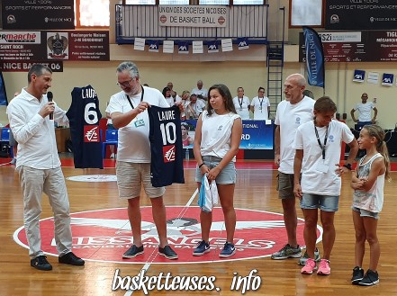 Jean-Pierre SIUTAT remet 2 maillors aux parents de Laure ECARD et à sa sœur Johanna