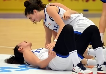 La joie de Valeria TRUCCO (au sol) félicitée par Constanza VERONA La joie de Valeria TRUCCO (au sol) félicitée par Constanza VERONA