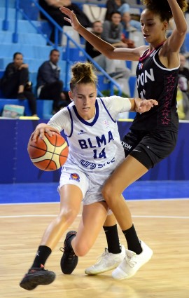 Loubna BELABBAS écarte ici son adversaire comme le BLMA le FC Lyon ASVEL : aisément.