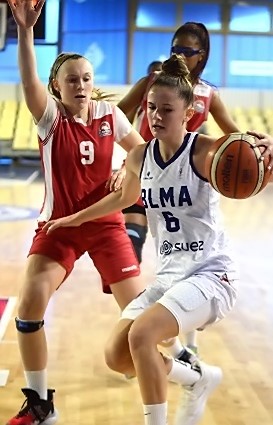 Beaucoup d'activité pour Zélie TISSOT, ici face à Maïwen SAINT-ETIENNE Beaucoup d'activité pour Zélie TISSOT, ici face à Maïwen SAINT-ETIENNE