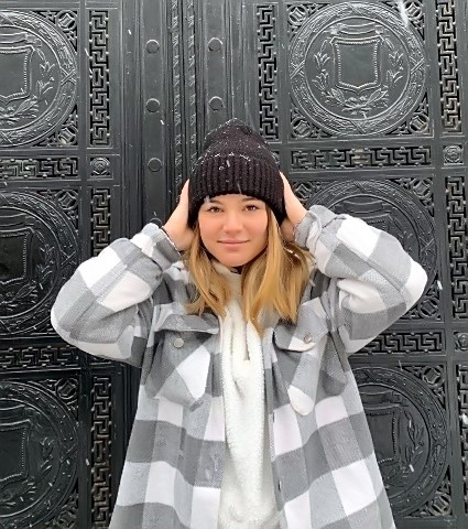 Manuella devant une porte sur le vieux port de Montréal (photo M. GRAMAGE)