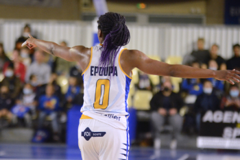 Olivia EPOUPA semble indiquer le chemin de la victoire à ses coéquipières Olivia EPOUPA semble indiquer le chemin de la victoire à ses coéquipières