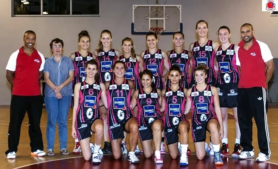 Manon LACROIX (#5) avec ses nouvelles partenaires...et Claire MONTANGNON (#6), pas très loin! (photo us-beaumont-basket.fr)