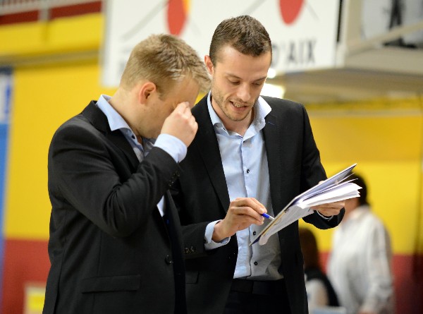 Damien LEROUX et son assistant Virgile ABEL vont devoir cogiter pour mettre en oeuvre les éléments d'un succès que tout le monde appelle de ses voeux Damien LEROUX et son assistant Virgile ABEL vont devoir cogiter pour mettre en oeuvre les éléments d'un succès que tout le monde appelle de ses voeux