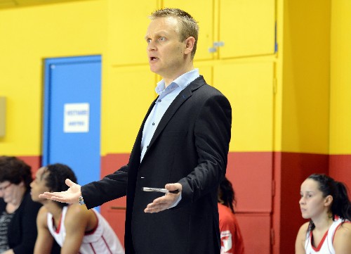 Le coach aixois Damien LEROUX, parfois perplexe, attend une réaction d'orgueil de ses troupes Le coach aixois Damien LEROUX, parfois perplexe, attend une réaction d'orgueil de ses troupes