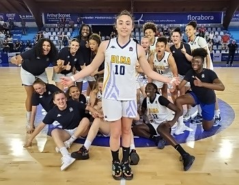 Noémie COSTA devant tout le groupe du Centre de Formation