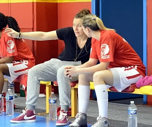 Kelly CORRE en train de prodiguer ses conseils depuis le banc: une image dont on se serait bien passée... Kelly CORRE en train de prodiguer ses conseils depuis le banc: une image dont on se serait bien passée...