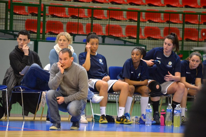 Caroline AUBERT sur le banc, concernée (photo nantes-reze-basket.com)