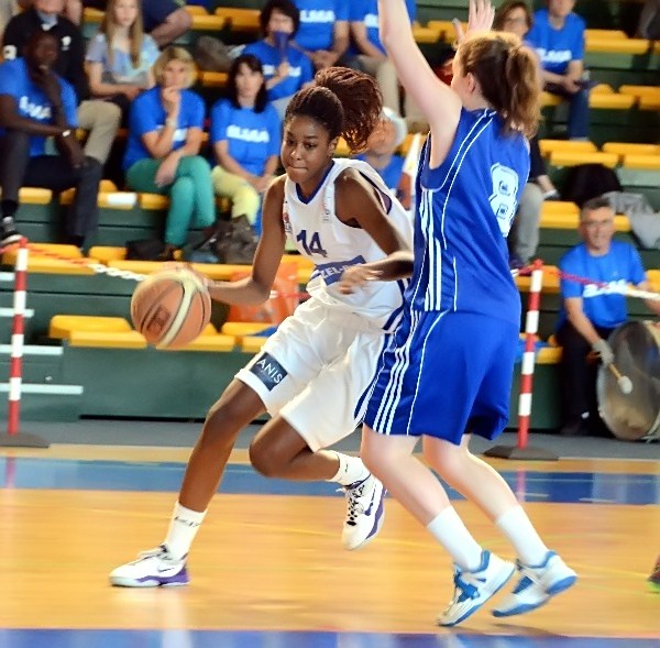 Marina EWODO à l'attaque de Clara UZEL et sous les yeux des parents lattois