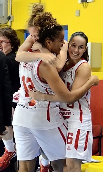 C'est gagné! Stepha MBAYE, Camille COSTE et Linda BOUSBAA peuvent laisser éclater leur joie!