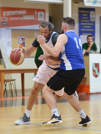 Antoine RIGAUDEAU (Valencia) en action, ici face à Nicolas LAPLACE (Beaujolais)