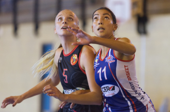 Beau duel entre Anaïs BRO (#5) et Lauriane FRANCOIS (#11). Au final, malgré les 17 points de la joueuse de Beaumont, c'est Mauguio qui l'emporte