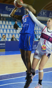 Aissatou KEITA devance ici Noém=lia THOMAS et c'est le BLMA qui 'simpose face au Littoral Var Basket