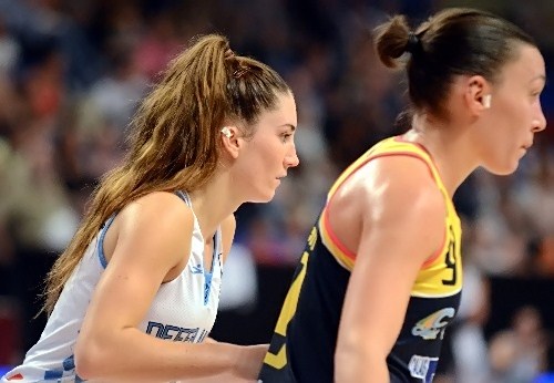 Aline DUMONT surveille ici Aurélie CIBERT