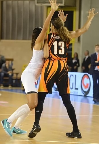 Mistie BASS ici en défense, en tout cas toujours au combat ce soir