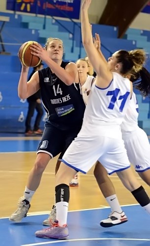 Katia CLANET ici devant Anaïs FOISSE : longtemps en échec au tir mais au final 13 points et la victoire Katia CLANET ici devant Anaïs FOISSE : longtemps en échec au tir mais au final 13 points et la victoire
