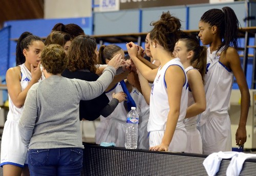 Alexandra ARENA au milieu de son petit groupe, ici lors de la victoire à l'aller