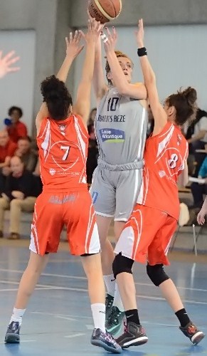 Adèle RAVELEAU prend le dessus ici sur Tilise BOISSERON et Lou LOPEZ-SENECHAL et c'est tout Nantes qui domine logiquement La Tronche Adèle RAVELEAU prend le dessus ici sur Tilise BOISSERON et Lou LOPEZ-SENECHAL et c'est tout Nantes qui domine logiquement La Tronche