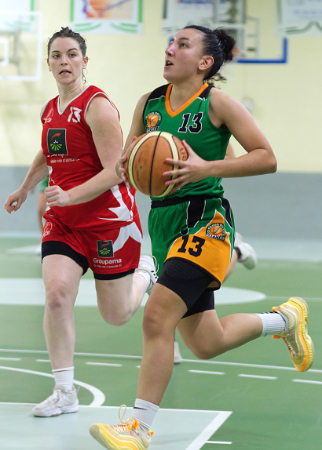 Romane HOURAT file vers la victoire sous les yeux de Julie CARPAN qui n'y peut rien