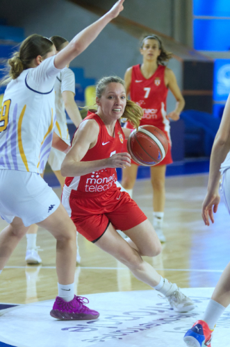 Léa BLATRIE en pénétration, ici face à Zélie TISSOT