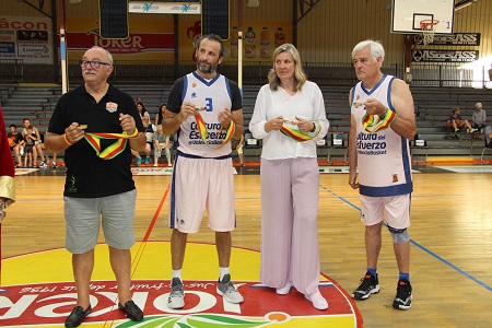 De gauche à droite ici en 2022 : Jean-Paul Rebatet, Antoine Rigaudeau, Isabelle Fijalkowski (Club des Internationaux) et le « vétéran » de Los Vétéranos de Valencia (photo : P. DUPERRON)