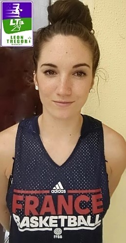 Aline DUMONT en mode EDF avec déjà son futur club à l'esprit.