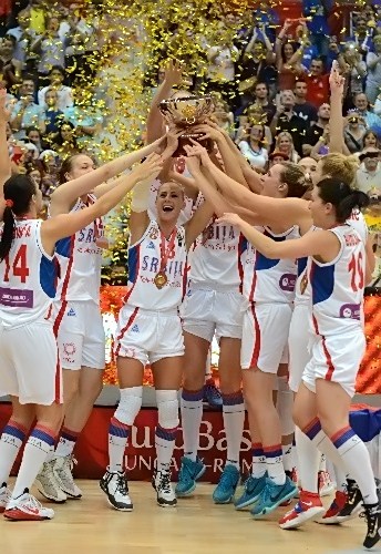 La joie des serbes au moment de soulever le trophée