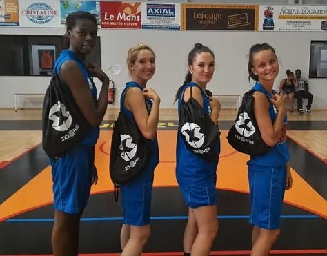 Les "Escrocs" de la "Team Escrocs" : Patricia HOUINATO, Audrey DUMONT, Aline DUMONT et Lucille CHANTOISEAU (de gauche à droite)