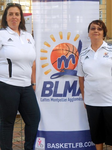 Emilie JEGOU (à gauche) et Hélène PACE, devant la bannière du BLMA